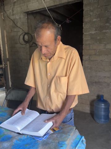 Pastor Filadelfo boldly shares the gospel with those opposed to his Christian witness.