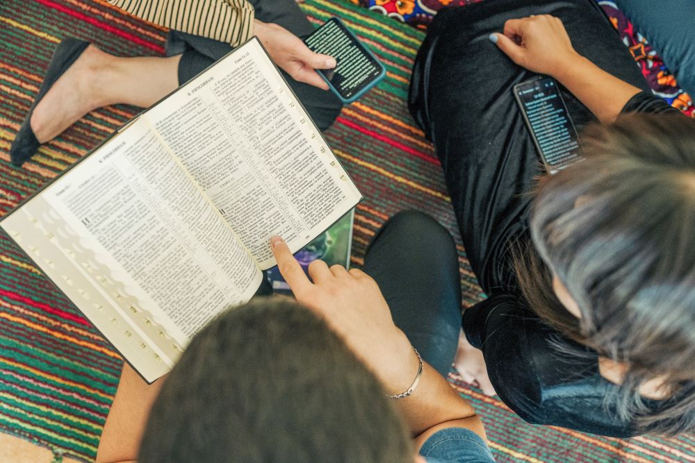 Christians in some parts of Central Asia meet in unregistered churches to study the Bible.